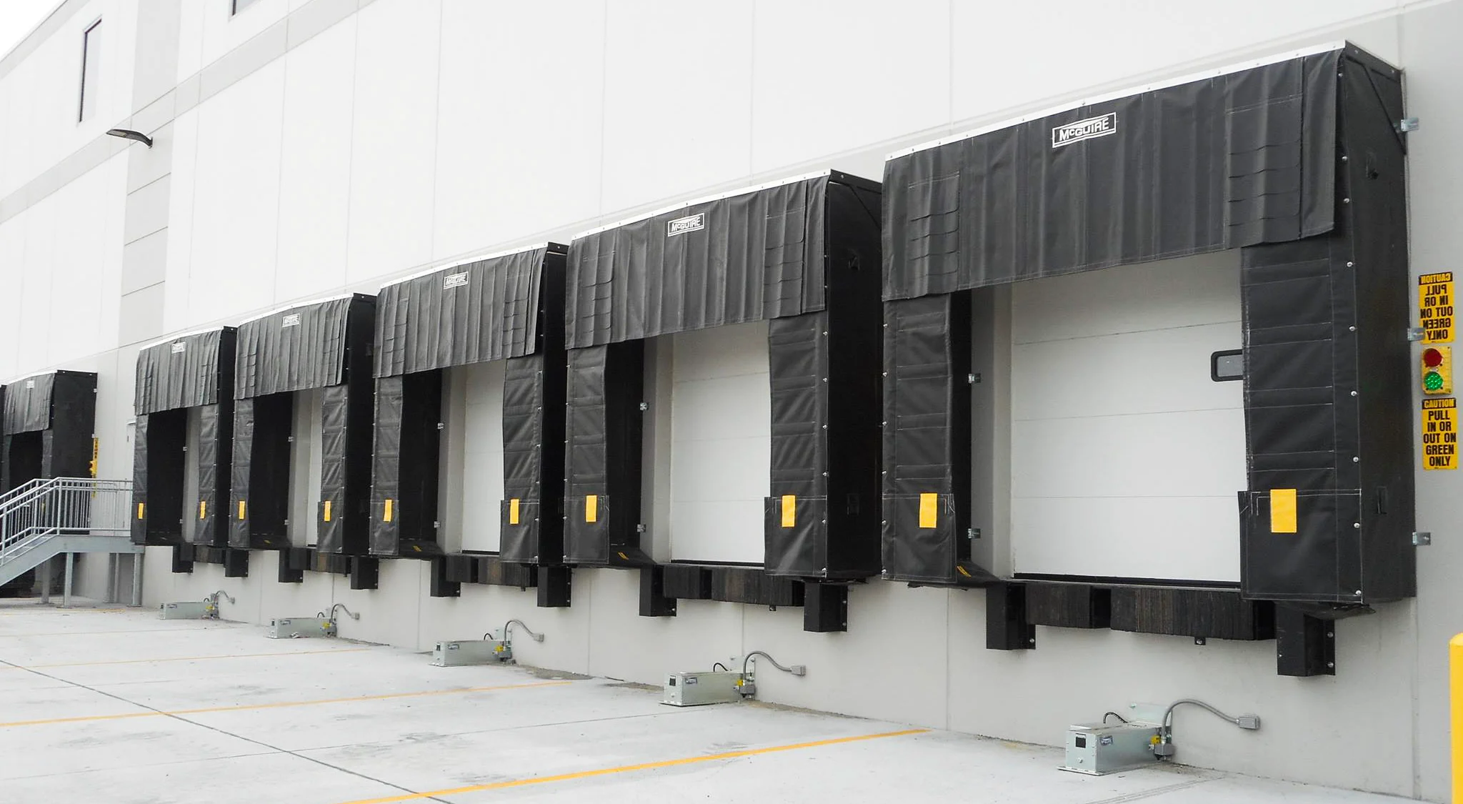 Sự khác biệt Dock Shelter và Dock Seal