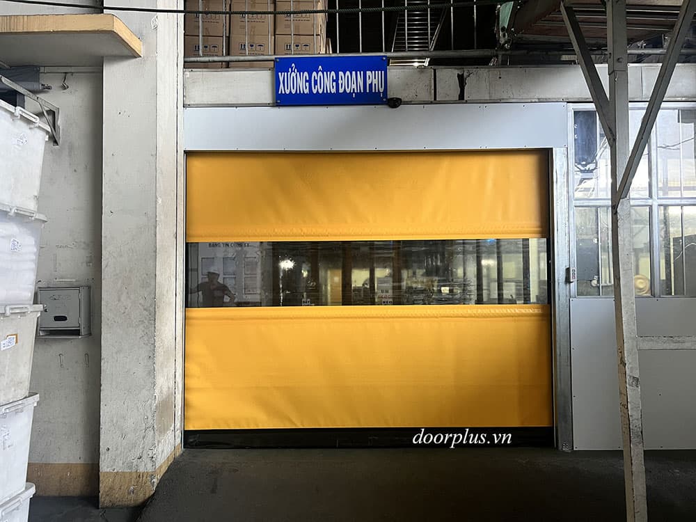 Lắp đặt cửa cuốn nhanh cho phòng sạch tại nhà máy sản xuất Nhựa Duy Tân.